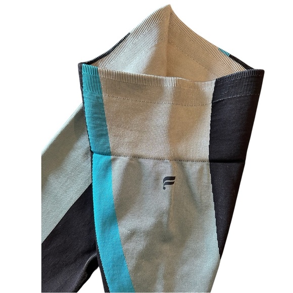 Seamless Ultra High-Waisted Legging - Picture 8 of 9